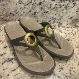 Crocs Women's Sanrah Sandal Size 9 Wedge Thong Slide Brown Esparesso Gold